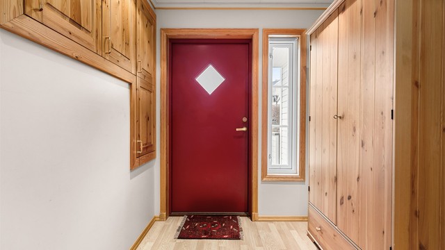 Lys og innbydende entré med gode oppbevaringsmuligheter og en praktisk planløsning som gir et ryddig og funksjonelt førsteinntrykk av boligen.