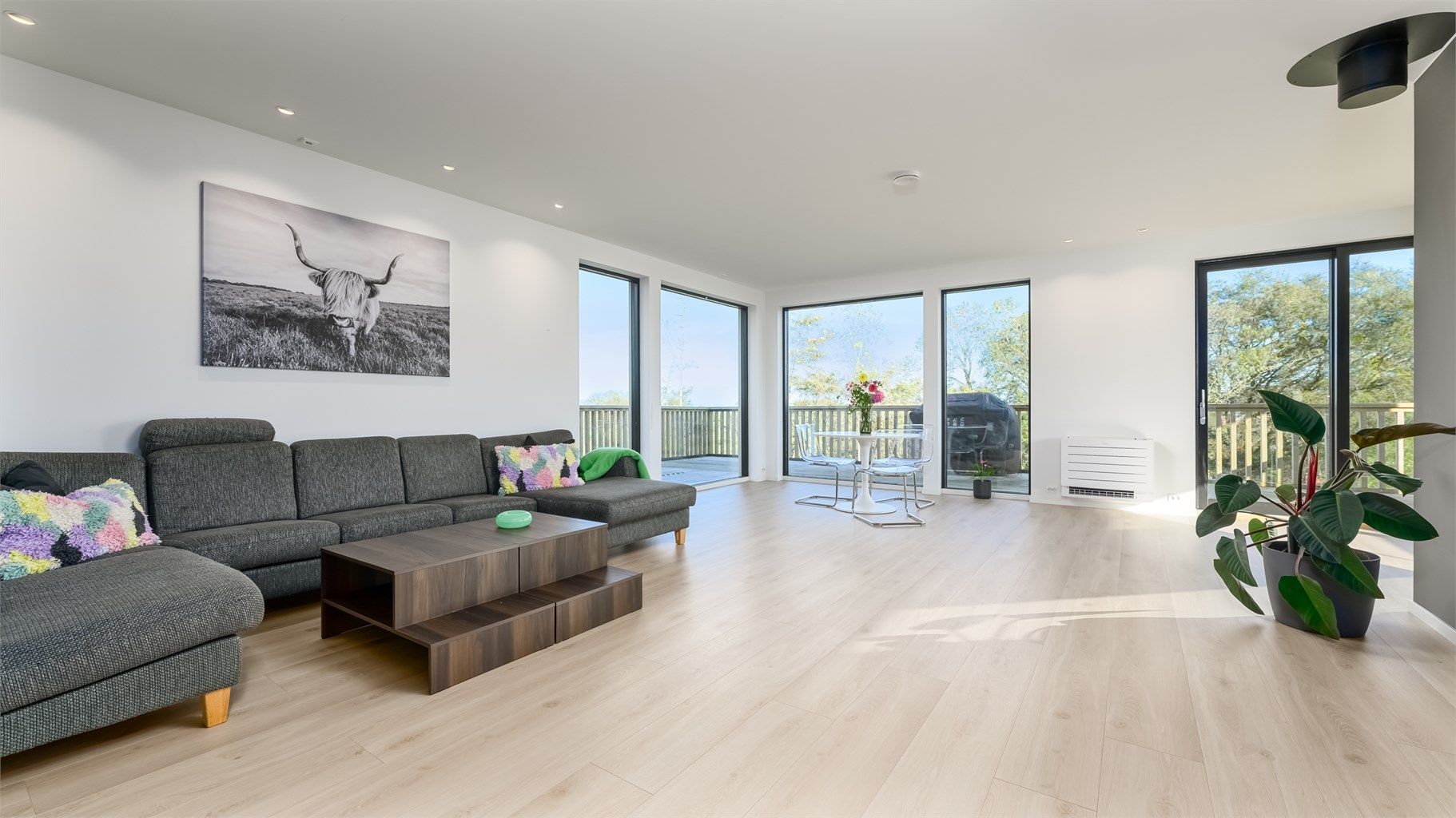 Stue med store vindusflater som slipper inn rikelig med naturlig dagslys