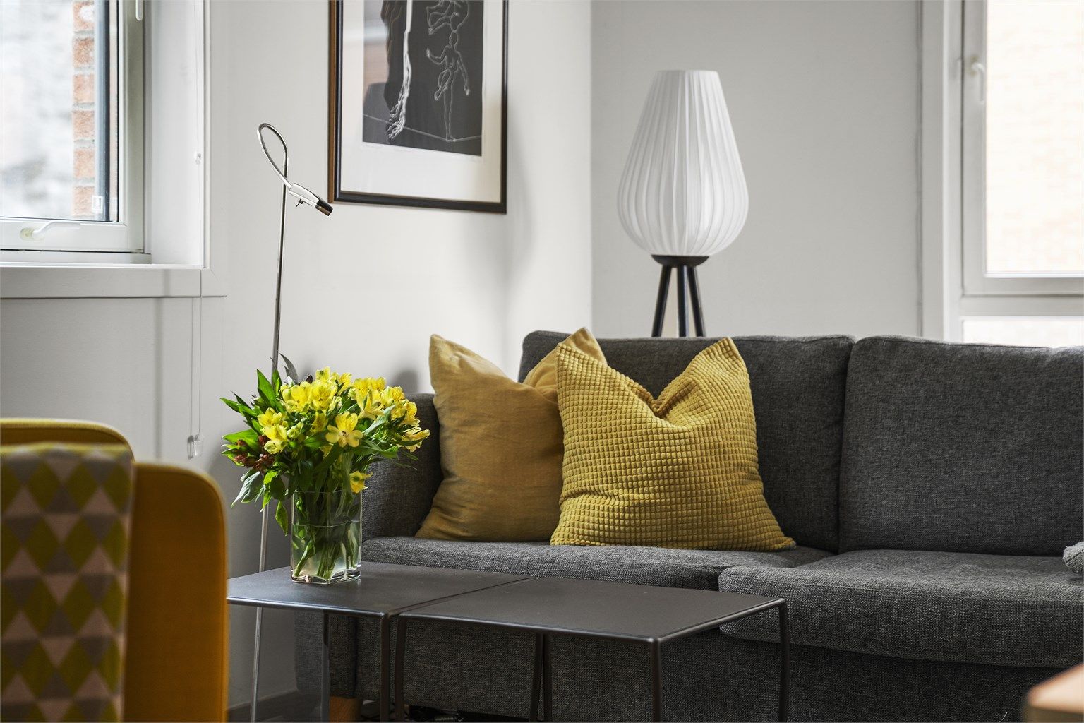 Leiligheten disponerer en garasjeplass i felles oppvarmet garasjeanlegg i kjeller, med adkomst via både heis og trapper. Elbil lader medfølger. Parkeringen er en del av borettslagets fellesareal, og eies således ikke av den enkelte andelseier.