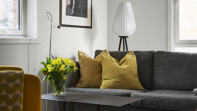 Leiligheten disponerer en garasjeplass i felles oppvarmet garasjeanlegg i kjeller, med adkomst via både heis og trapper. Elbil lader medfølger. Parkeringen er en del av borettslagets fellesareal, og eies således ikke av den enkelte andelseier.