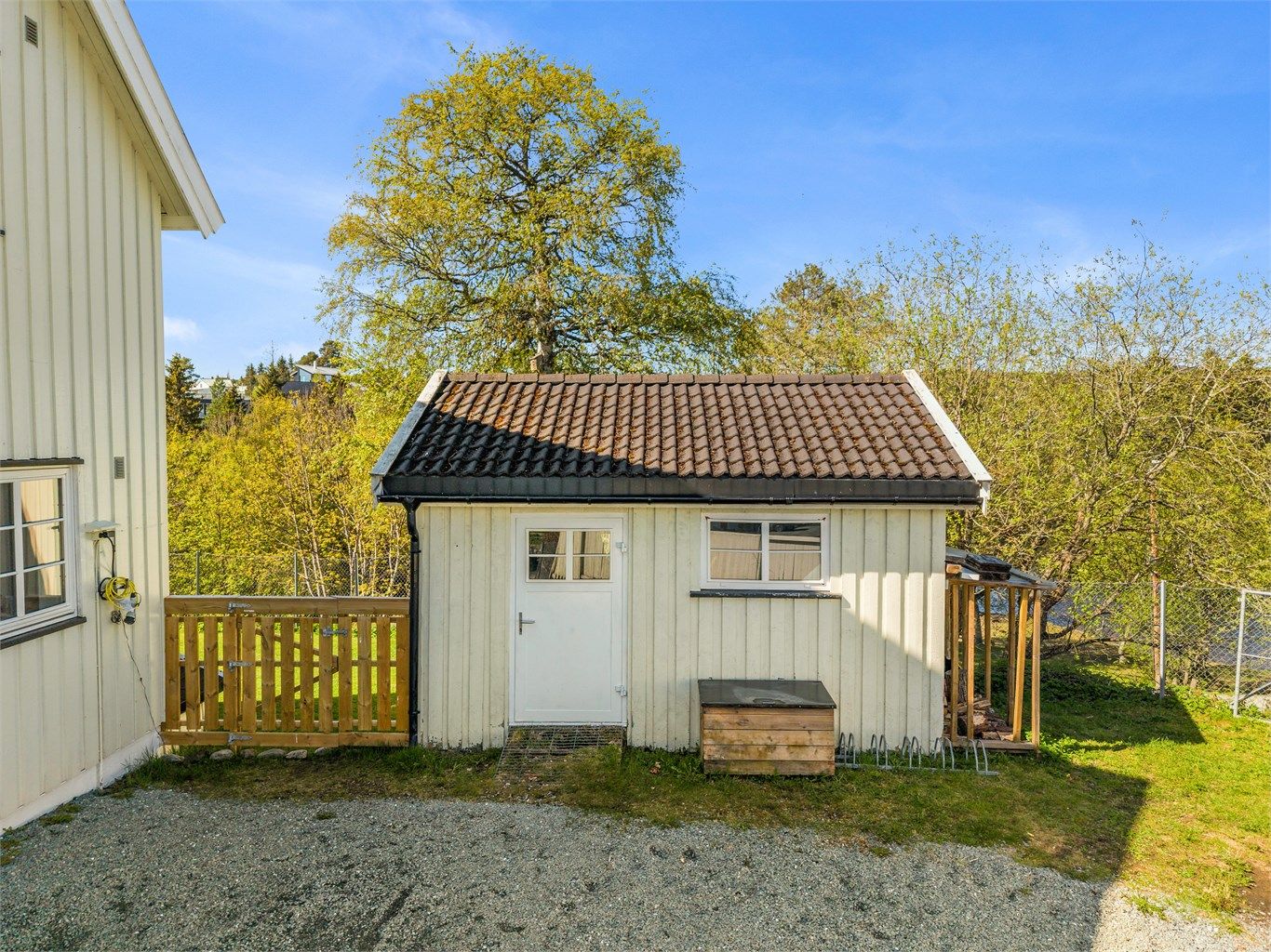 For barnefamilier ligger alt godt til rette i nærområdet. Myra barnehage ligger ca. 6 minutters gange unna, mens Kyvatnet naturbarnehage nås på omtrent 9 minutter til fots. 