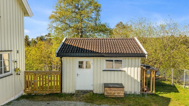 For barnefamilier ligger alt godt til rette i nærområdet. Myra barnehage ligger ca. 6 minutters gange unna, mens Kyvatnet naturbarnehage nås på omtrent 9 minutter til fots.