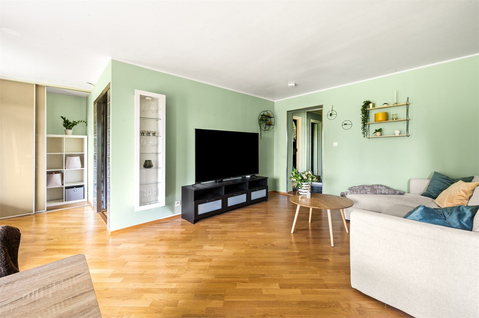 Lys og romslig stue med plass for sofa, tilhørende salongbord, tv-seksjon og annet møblement om ønskelig. 