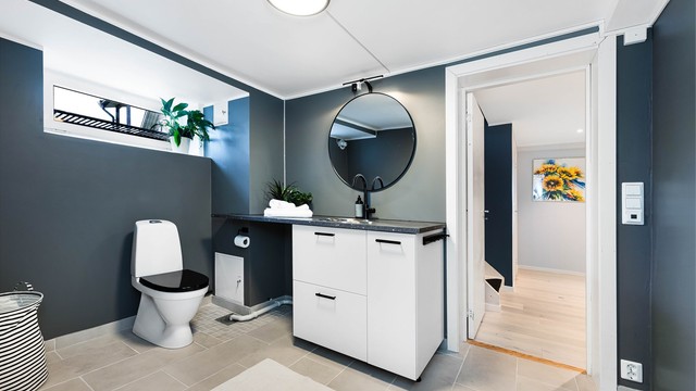 Vaskerom fra 2025 som på byggetegningene er oppført som teknisk rom. Rommet har malte vegger og fliser på gulv med gulvvarme. Installert toalett som er meget praktisk ved bruk av etasjen.