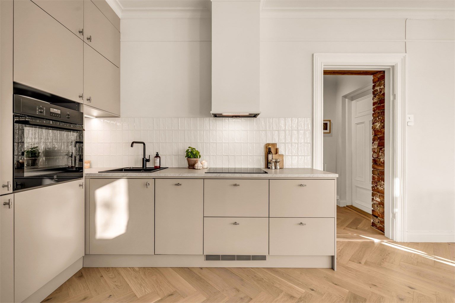 Innredningen består av skap med glatte fronter og benkeplate med laminert overflate. Nedfelt kjøkkenvask med armatur. 