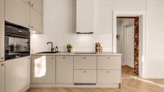 Innredningen består av skap med glatte fronter og benkeplate med laminert overflate. Nedfelt kjøkkenvask med armatur.