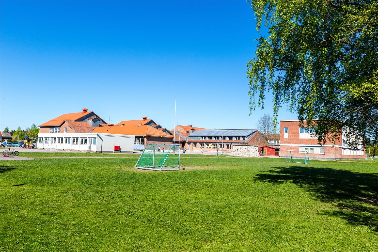 Det er gangavstand til flere skoler, blant annet Vigernes skole og Kjellervolla skole.