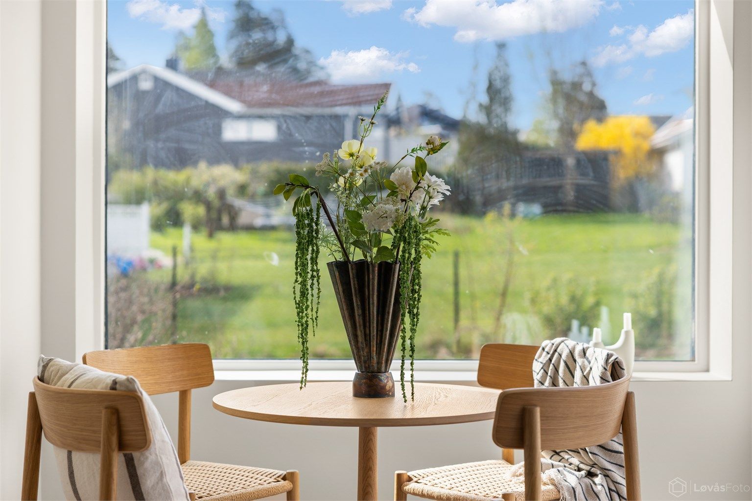Utsyn mot de grønne fellesarealene fra spiseplassen.
