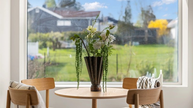 Utsyn mot de grønne fellesarealene fra spiseplassen.