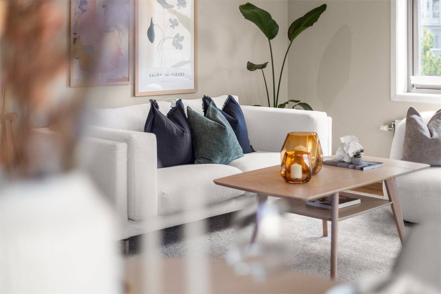 Det er rikelig med plass for sittegruppe med tilhørende møblement og tv-seksjon i stuen. 