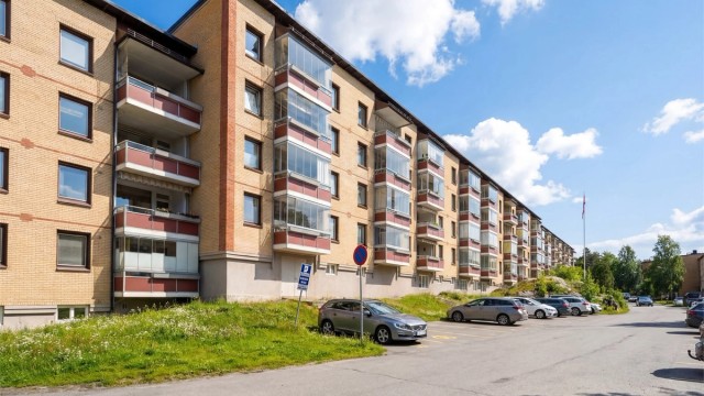 Fasaden sett fra balkong siden, sommerstid.
Borettslaget tilbyr parkeringsplasser etter venteliste, og det er tilgang til elbillading.