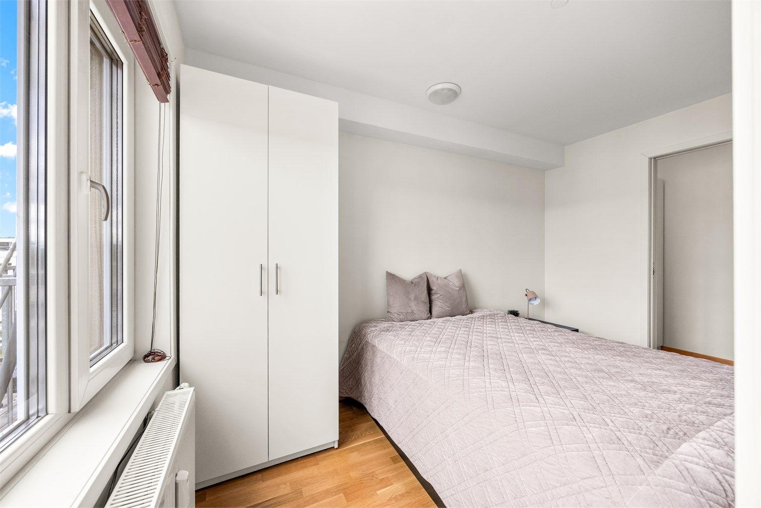 Skyvedør inn til en praktisk, innvendig bod.