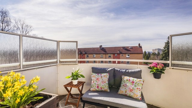 Toppleilighet med solfylt vestvendt balkong på 6 kvm. Foto: Hanne Bruland/Fotohanne