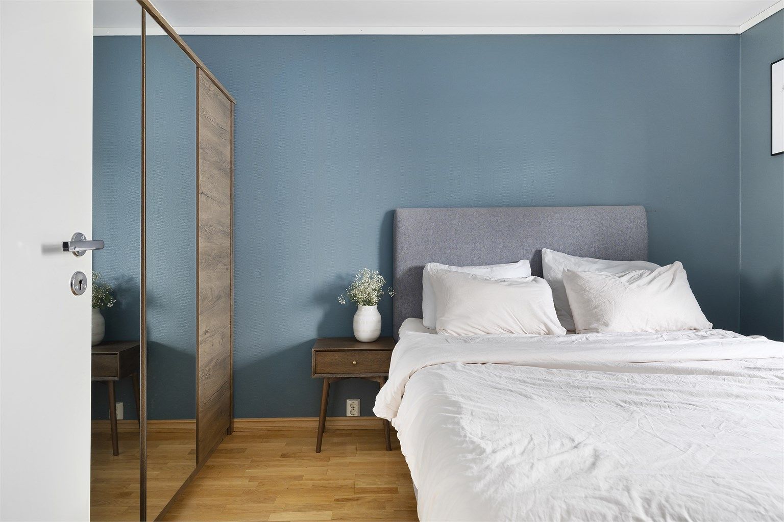 Soverommet er av god størrelse og er oppmålt til ca 10m². Veggene er malt i en behagelig, dempet blåtone