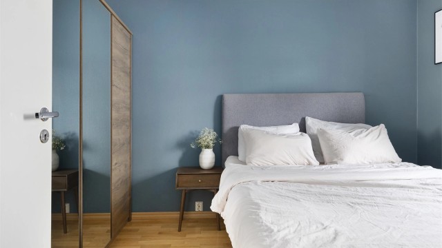 Soverommet er av god størrelse og er oppmålt til ca 10m². Veggene er malt i en behagelig, dempet blåtone