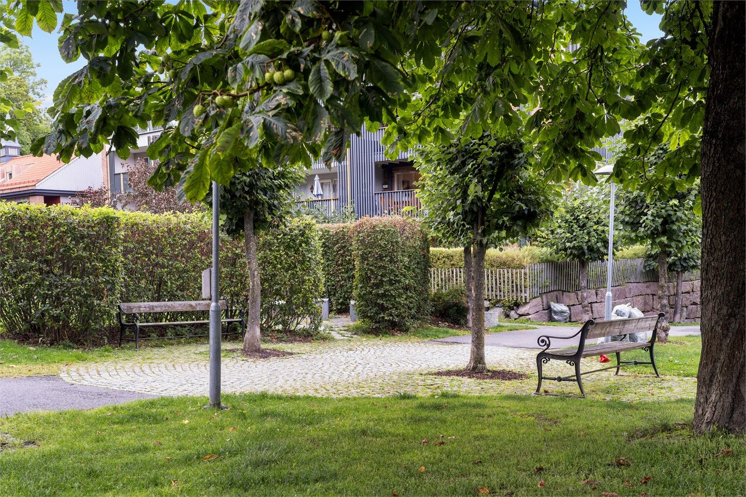 Flere barnehager, som Elmholt og Solbakken Barnas Hage, ligger kun et par minutters gange unna.