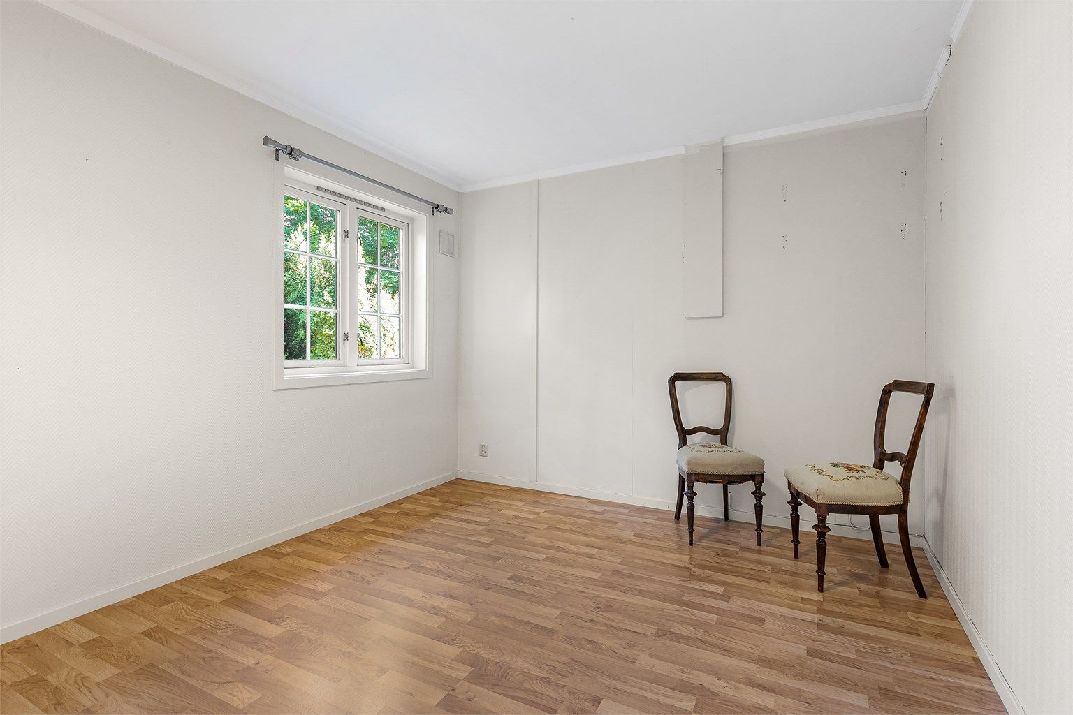 Soverom i hybel er av god størrelse. Det er plass til seng, skrivebord og klesskap. 