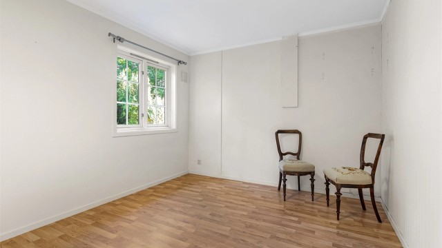 Soverom i hybel er av god størrelse. Det er plass til seng, skrivebord og klesskap.