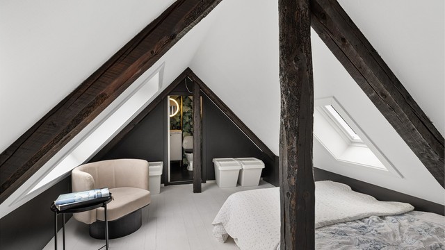 Hemsen er ca. 14 m² og innredet som loftstue med eget toalettrom.
-Det foreligger ikke tegninger eller seksjonering av hemsen. Innlemmelse av arealet i seksjonen anses som søknadspliktig, men arealet er verken bruksendret eller omsøkt.