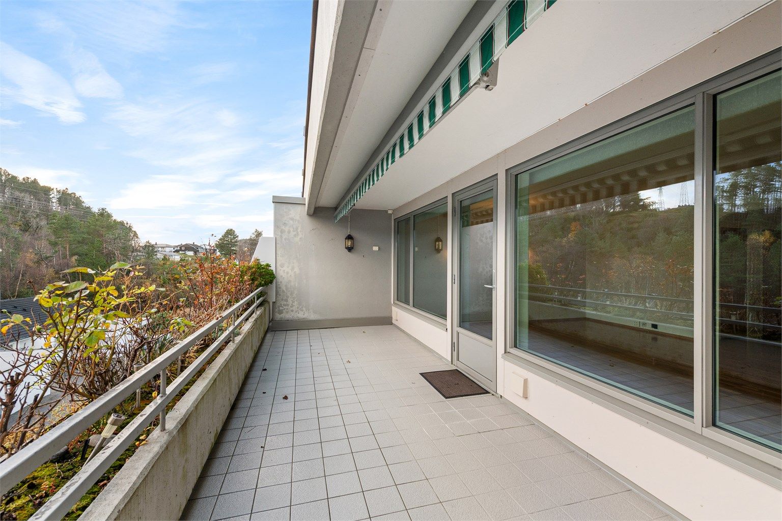 Sydvendt terrasse - faste blomsterkasser i front av terrassen