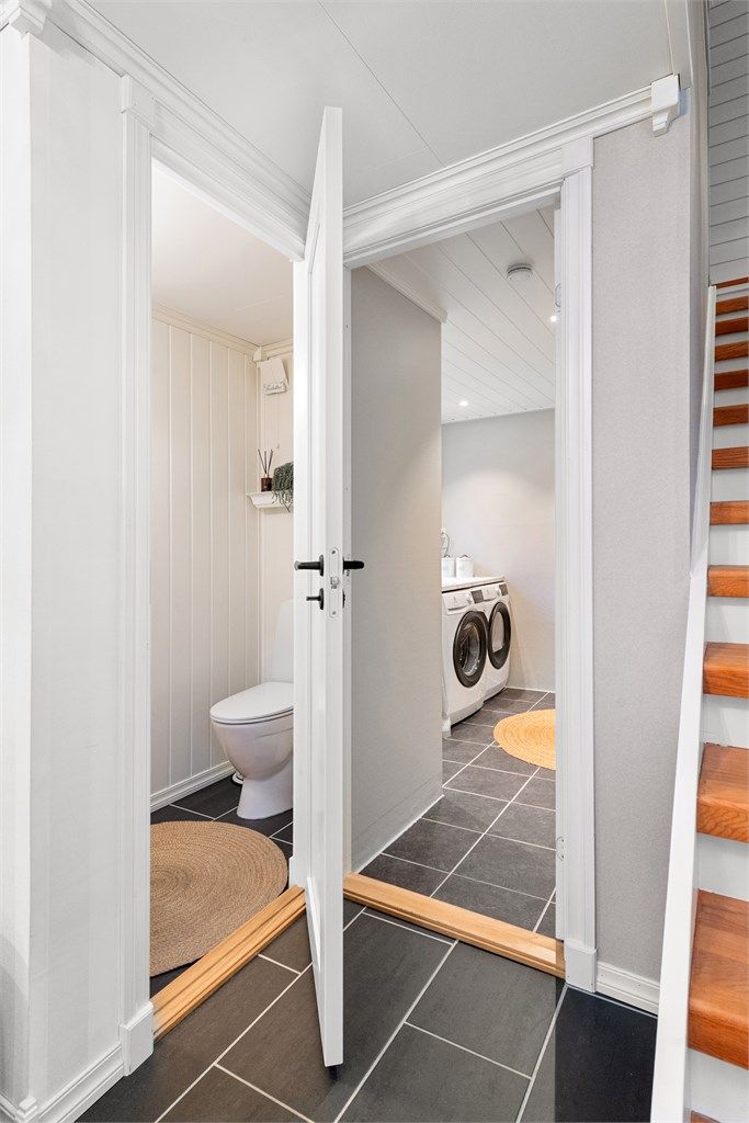 Toalettrommet og vaskerommet ligger praktisk plassert ved siden av hverandre