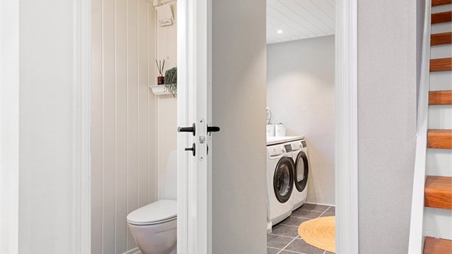 Toalettrommet og vaskerommet ligger praktisk plassert ved siden av hverandre