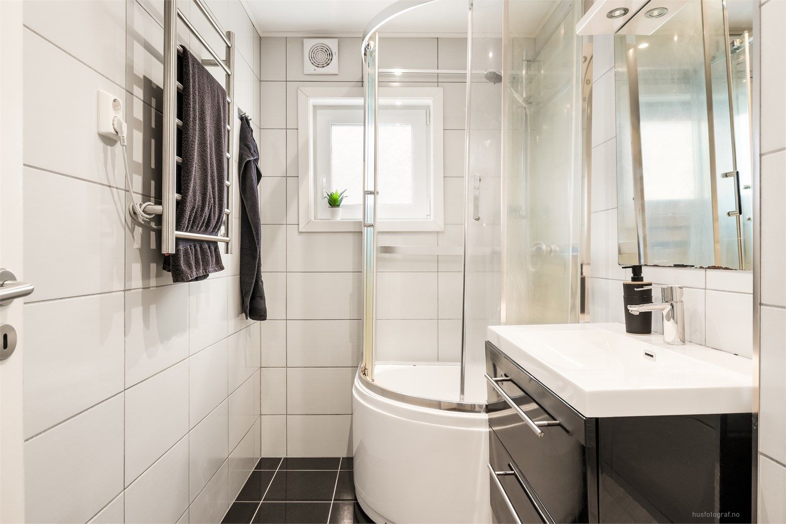 Badet har flislagt gulv med varmekabler for økt komfort.