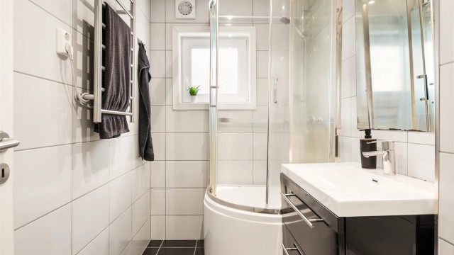 Badet har flislagt gulv med varmekabler for økt komfort.