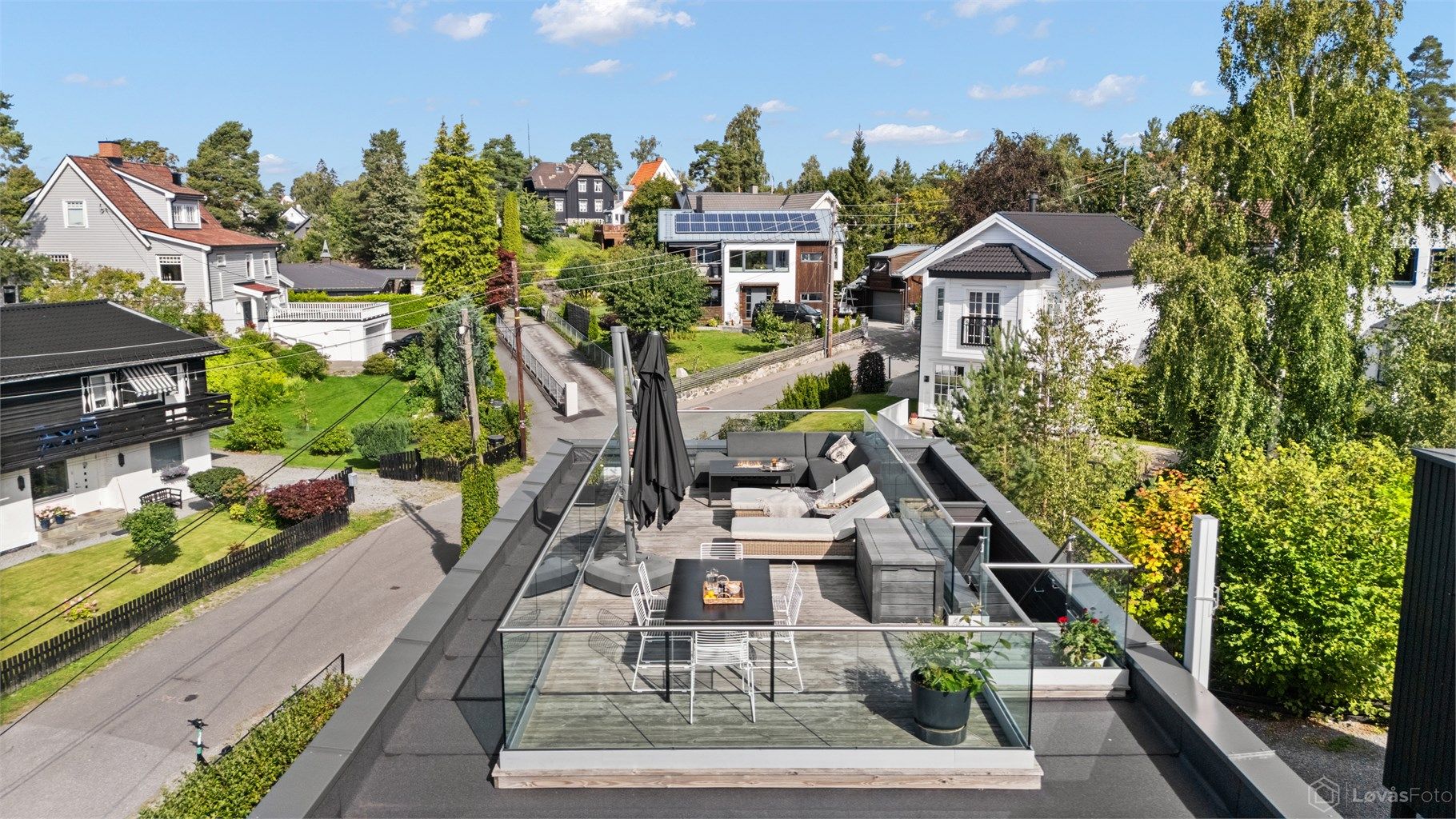 Den flotte takterrassen på ca. 35 m² er et av boligens høydepunkter, med solrike forhold og nydelig utsikt mot fjorden.
