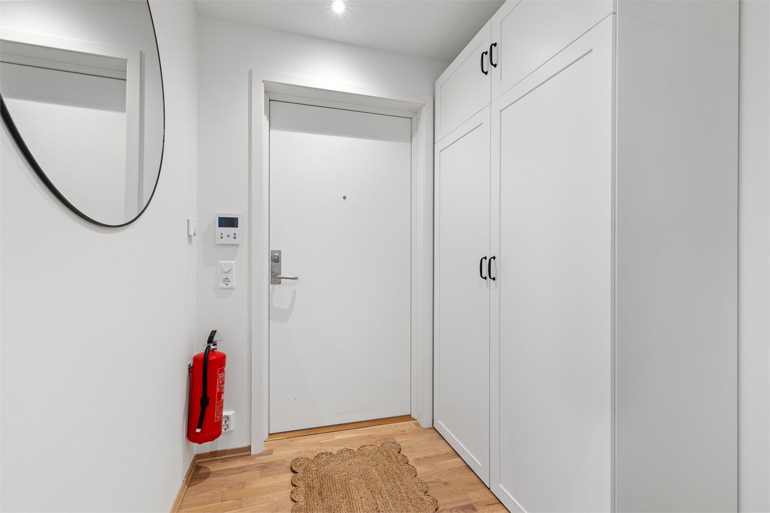 Innbydende entré med god plass til oppbevaring av yttertøy og sko i garderobeskap.