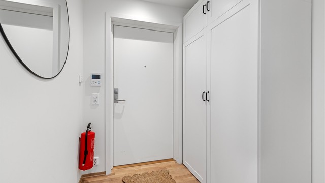 Innbydende entré med god plass til oppbevaring av yttertøy og sko i garderobeskap.