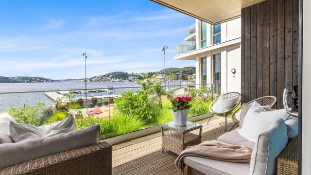 Fra den romslige terrassen er det direkte utgang til bryggeanlegget, med umiddelbar nærhet til sjøen og båtlivet.
Foto: Sørvær Media