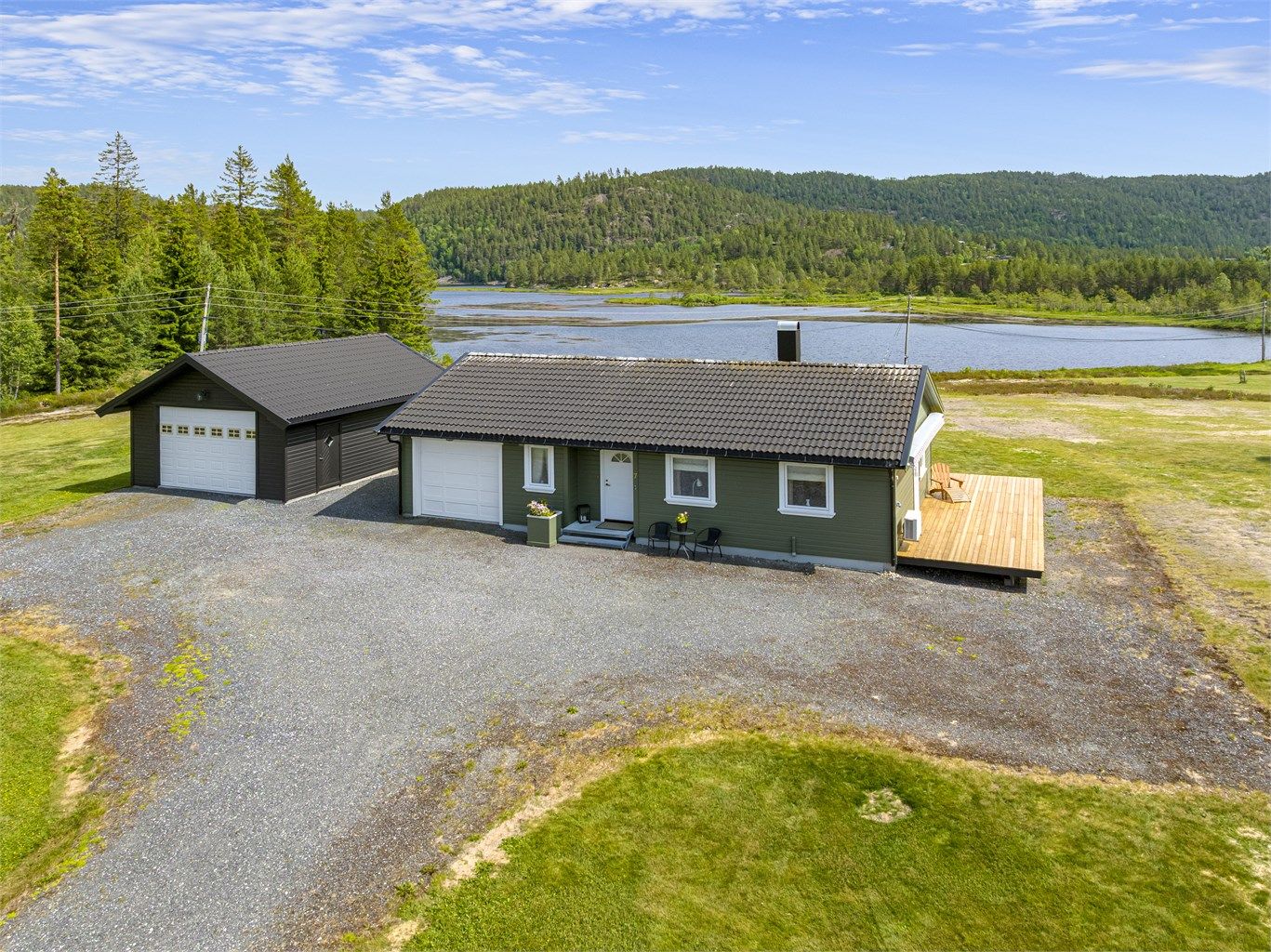 Stor tomt og solfylt uteareal- her kan man nyte frisk luft i fredelige omgivelser. 