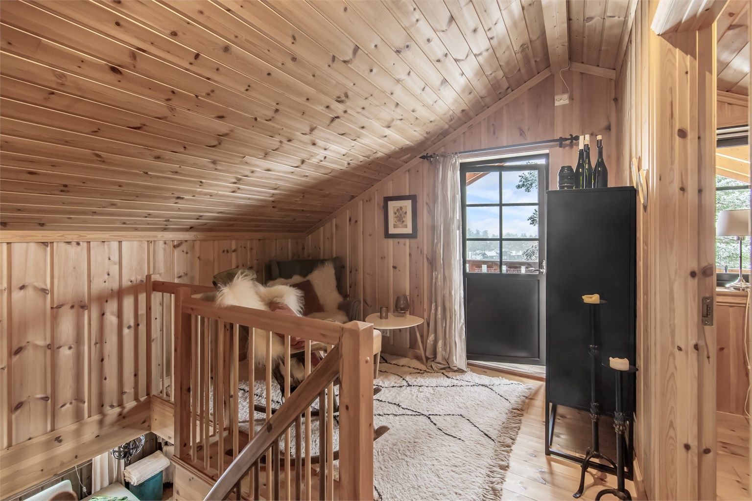 Loftstue med utgang til balkong