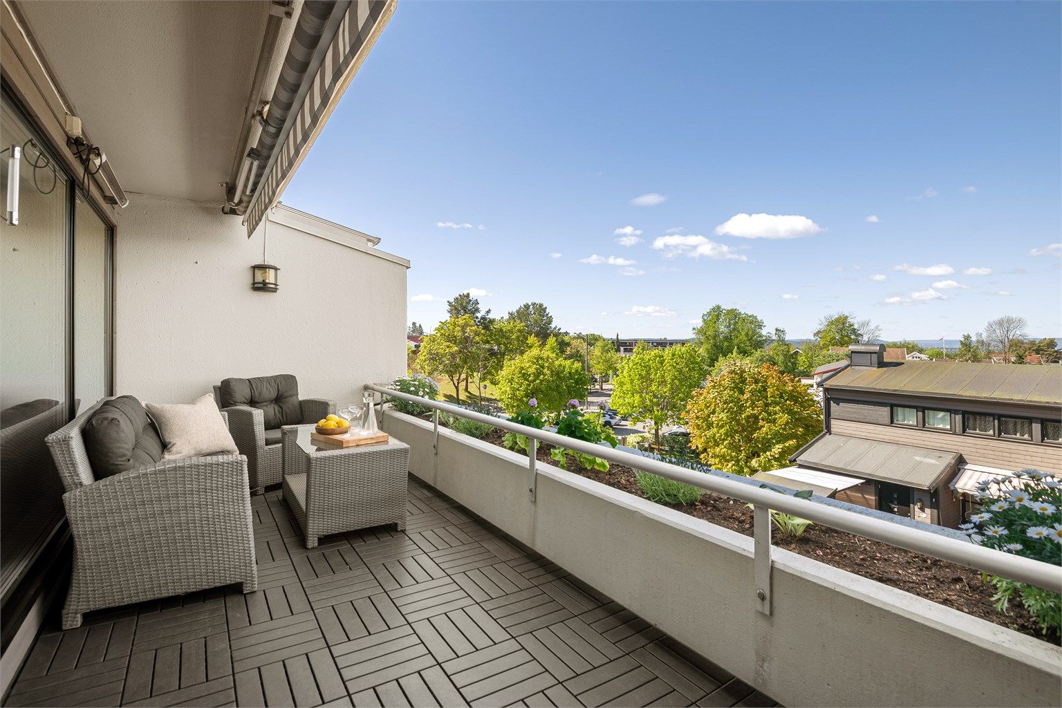 Leiligheten ligger på toppen (3.etasje) med stor terrasse på hele 11 kvm.