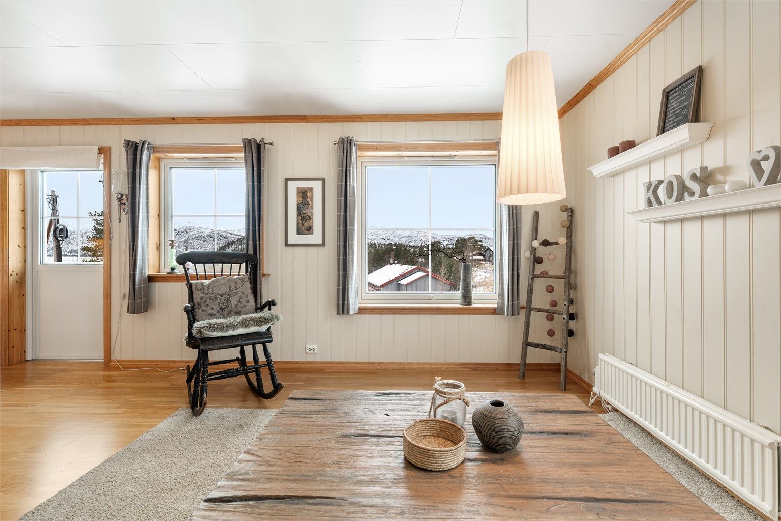 Stue med utgang til solrik balkong. lott utsikt.