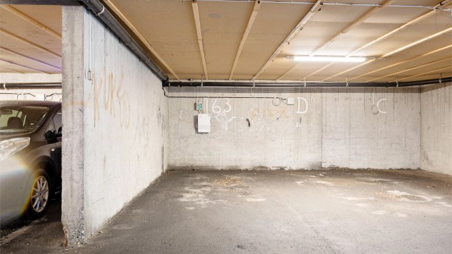 Garasjeplass med elbil lader medfølger leiligheten.