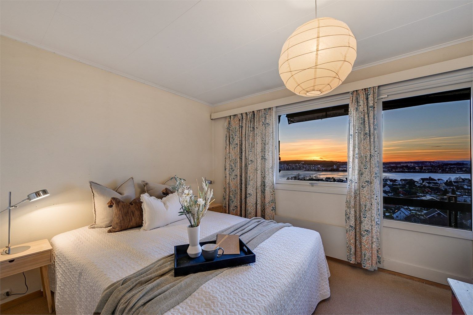 Lyst og innbydende soverom med store vindusflater og flott utsikt.