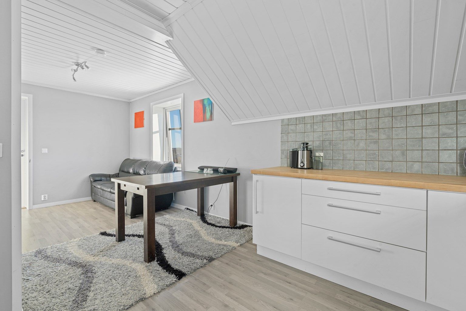 Leiligheten ble oppgradert og modernisert rundt 2015. Ytterligere oppgraderinger/utskiftninger bør påregnes.