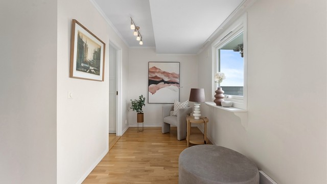 Alle vinduer og balkongdører ble skiftet ut 2016 i regi av sameiet. Fra stuen er det adkomst til ett av soverommene. Det er lettvegg som skiller rommene, og som kan åpnes ved behov