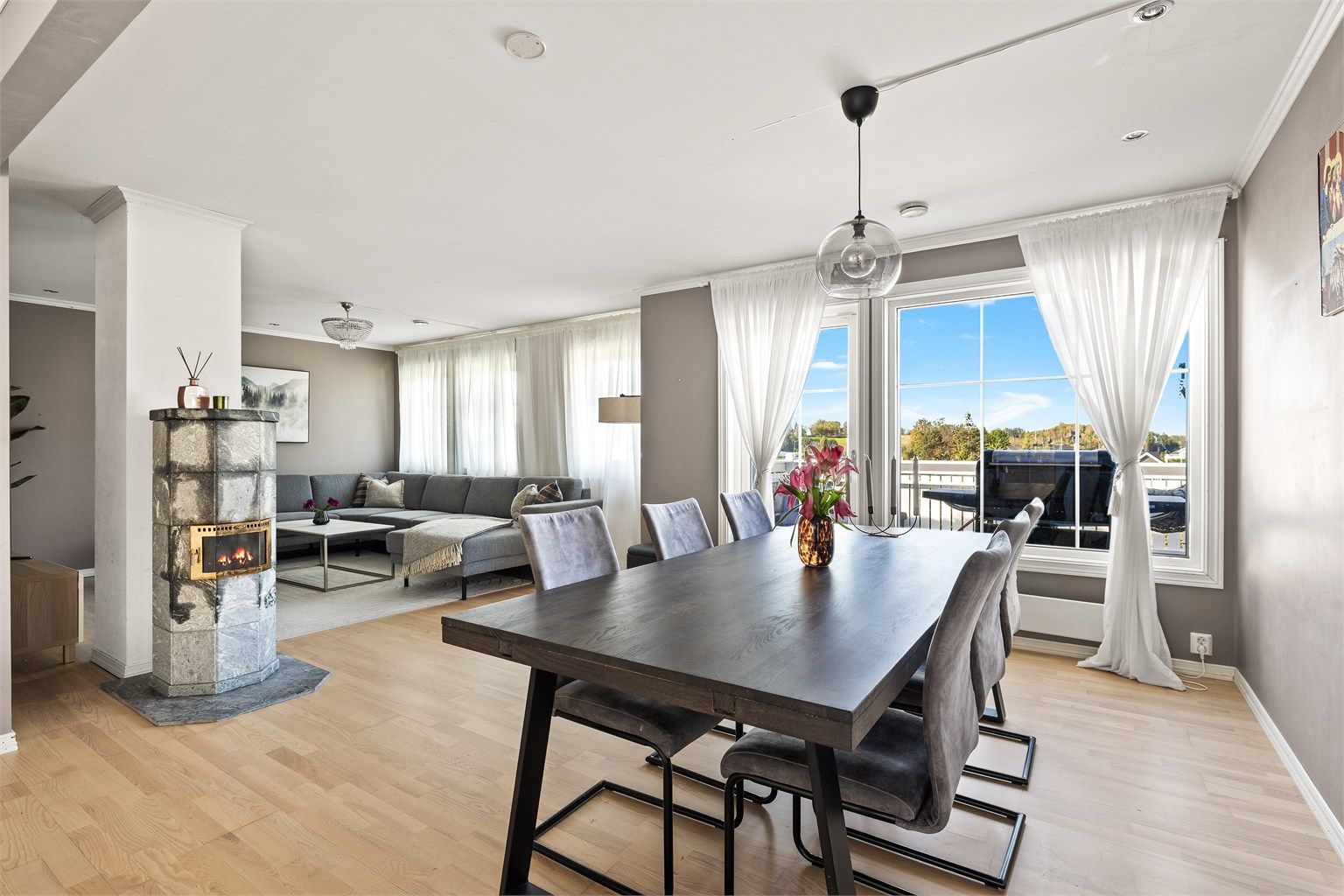 Her får du en velutnyttet planløsning med store vindusflater som slipper inn rikelig med naturlig lys og skaper en luftig og behagelig atmosfære. 