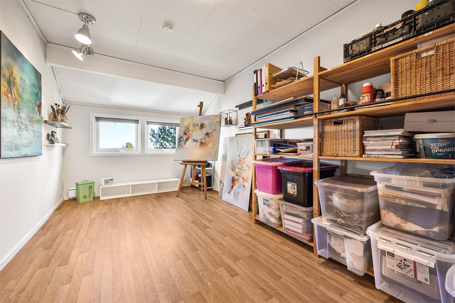 Et av de tre soverommene, i dag benyttet som et lyst og romslig atelier.