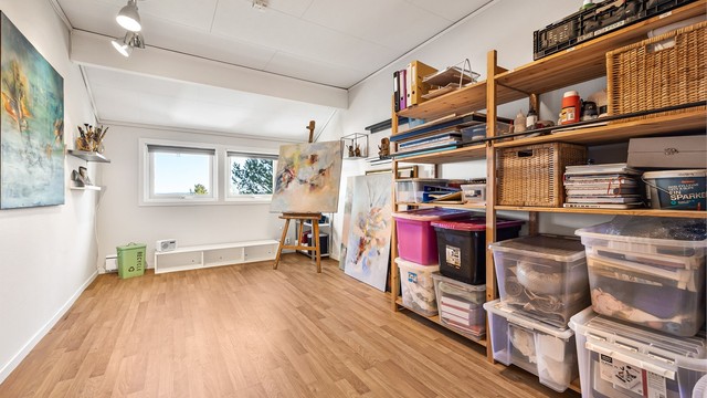 Et av de tre soverommene, i dag benyttet som et lyst og romslig atelier.