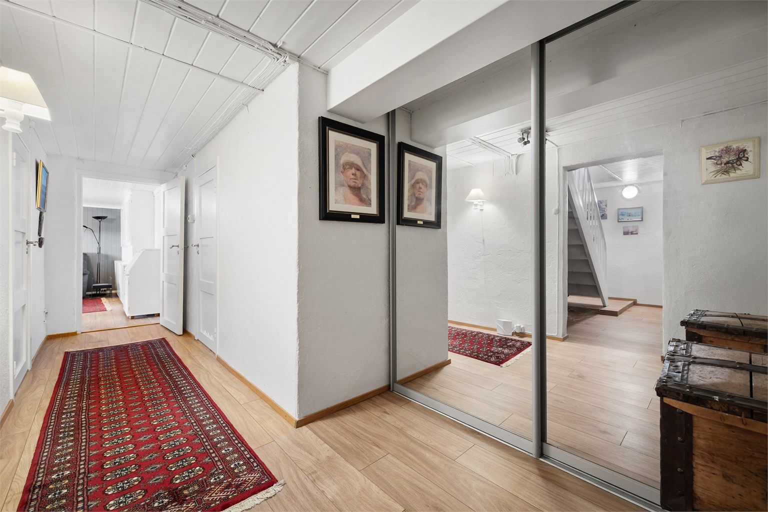 Gang i underetasjen med trapp opp til første etasje. Rommet er ikke bruksendret/omsøkt.