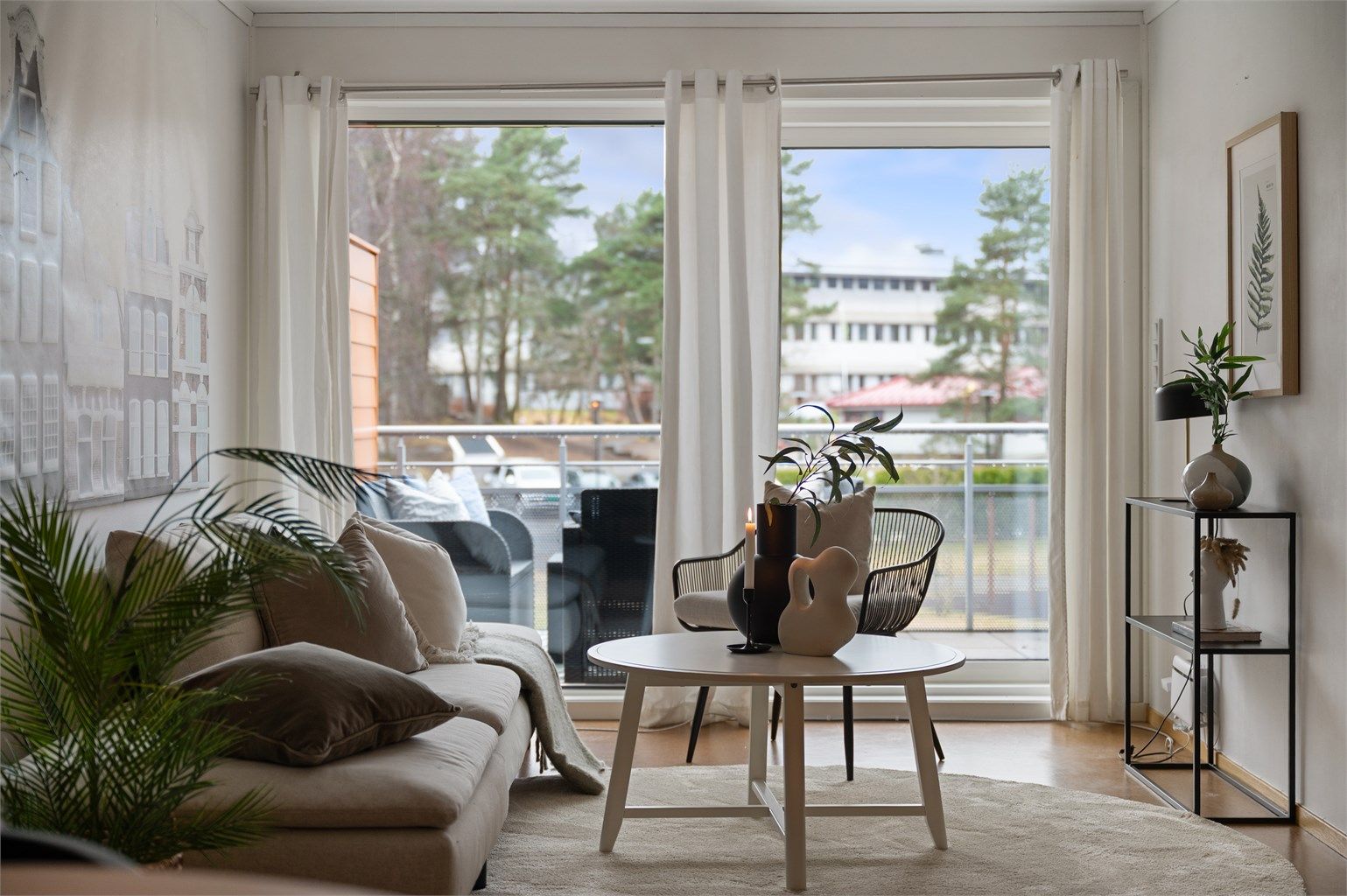 Fra stuen har man utgang til en romslig balkong med bod.