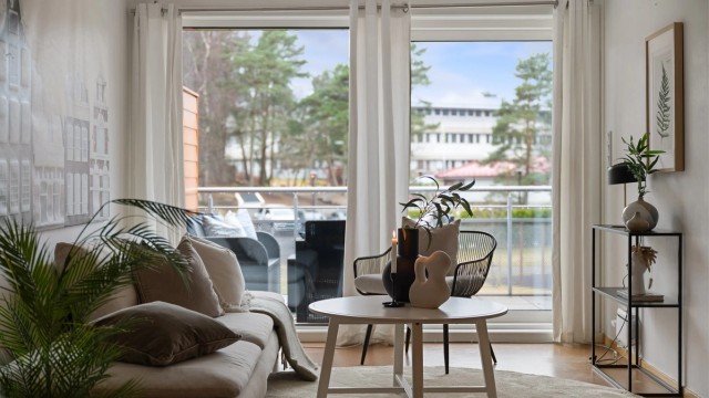 Fra stuen har man utgang til en romslig balkong med bod.