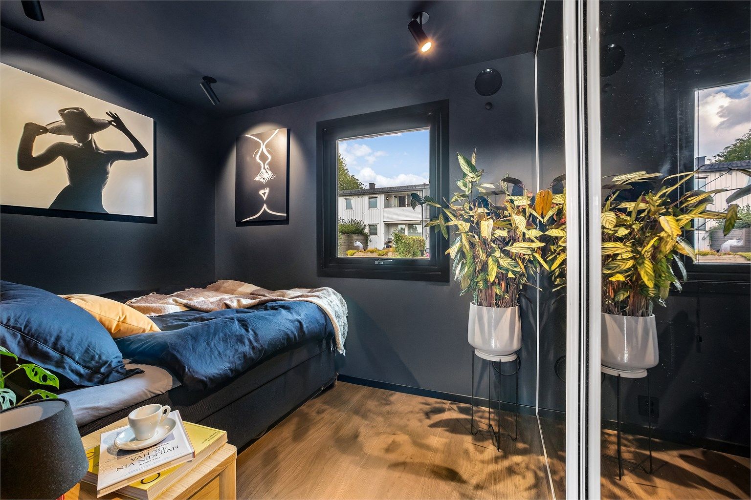 Leiligheten har et romslig soverom med skyvedørsgarderobe.