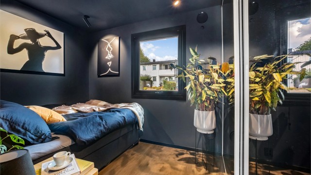 Leiligheten har et romslig soverom med skyvedørsgarderobe.