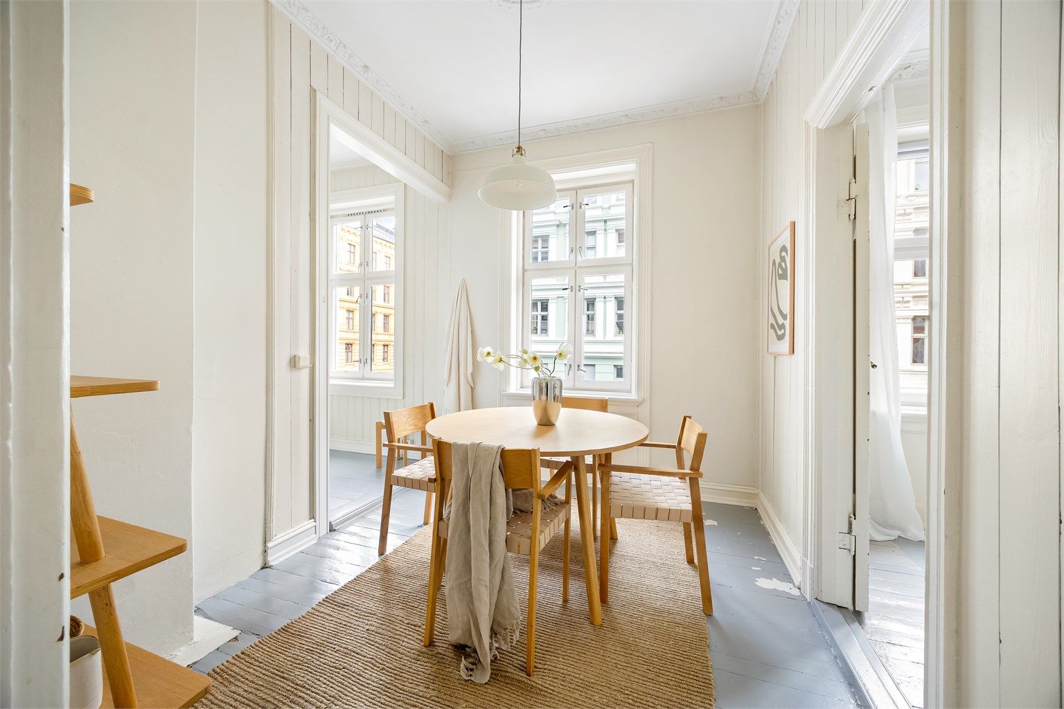 Videre inn til kjøkkenet er det rom for en større spisegruppe der venner og familie kan inviteres på middager.