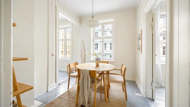 Videre inn til kjøkkenet er det rom for en større spisegruppe der venner og familie kan inviteres på middager.